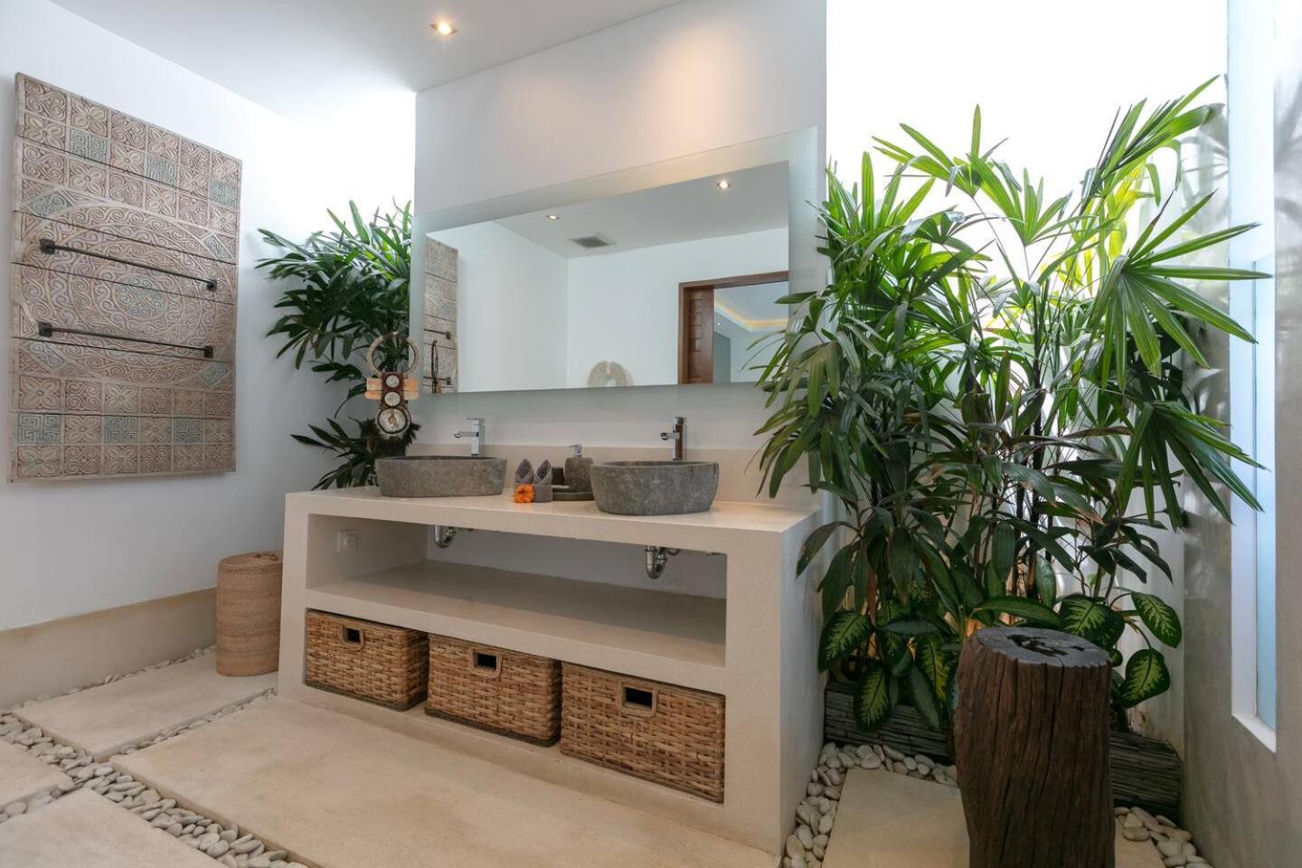 4 Bd Villa With Large Garden, Pool In Seminyak Exterior foto